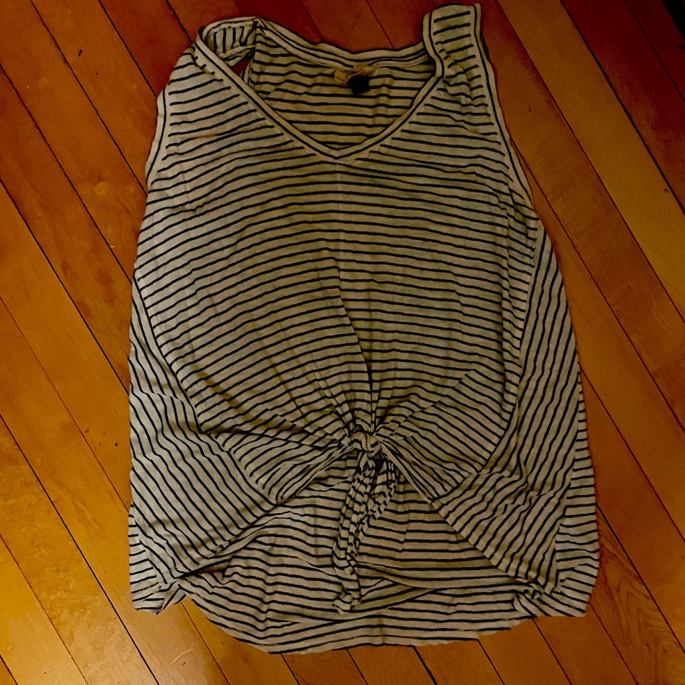 Universal thread top, size medium, long back with a tie in the front sleeveless